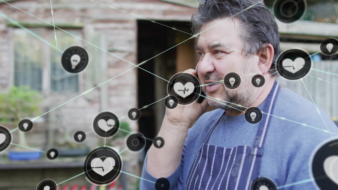 hablando por teléfono, hombre rodeado de animación de redes sociales