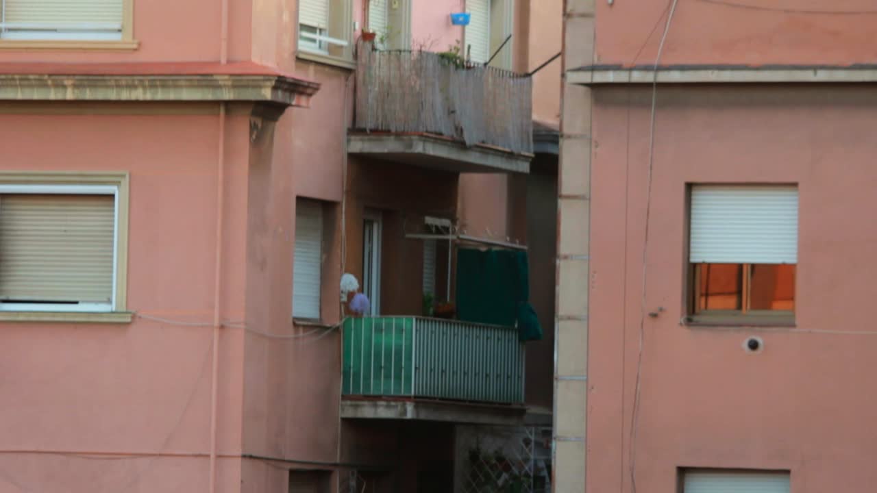 Facciata di edificio con balconi in città. Stile di vita urbano. Edificio cittadino con balcone.