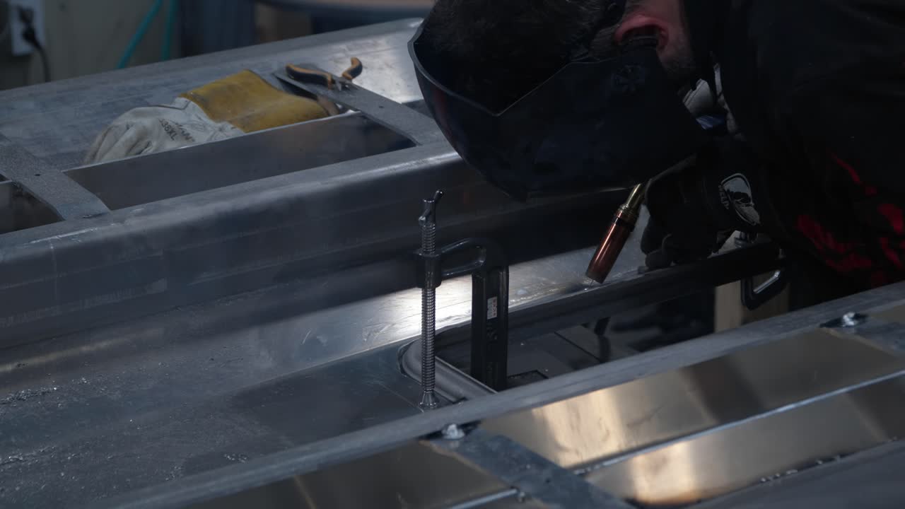 알루미늄 금속 용접에서 나오는 밝은 파란색 스파크 - 슬로우 모션, 클로즈업