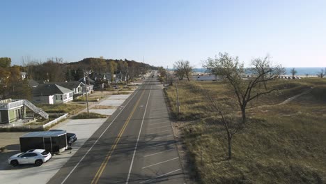 Vista-Hacia-El-Sur-De-La-Calle-De-La-Playa-En-La-Playa-De-Pere-Marquette-En-Muskegon