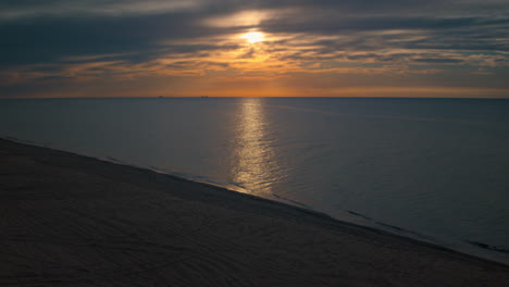 Vista-Aérea-De-La-Playa-Con-Increíbles-Reflejos-Del-Atardecer-En-El-Mar.-Tranquila-Vista-Al-Mar.