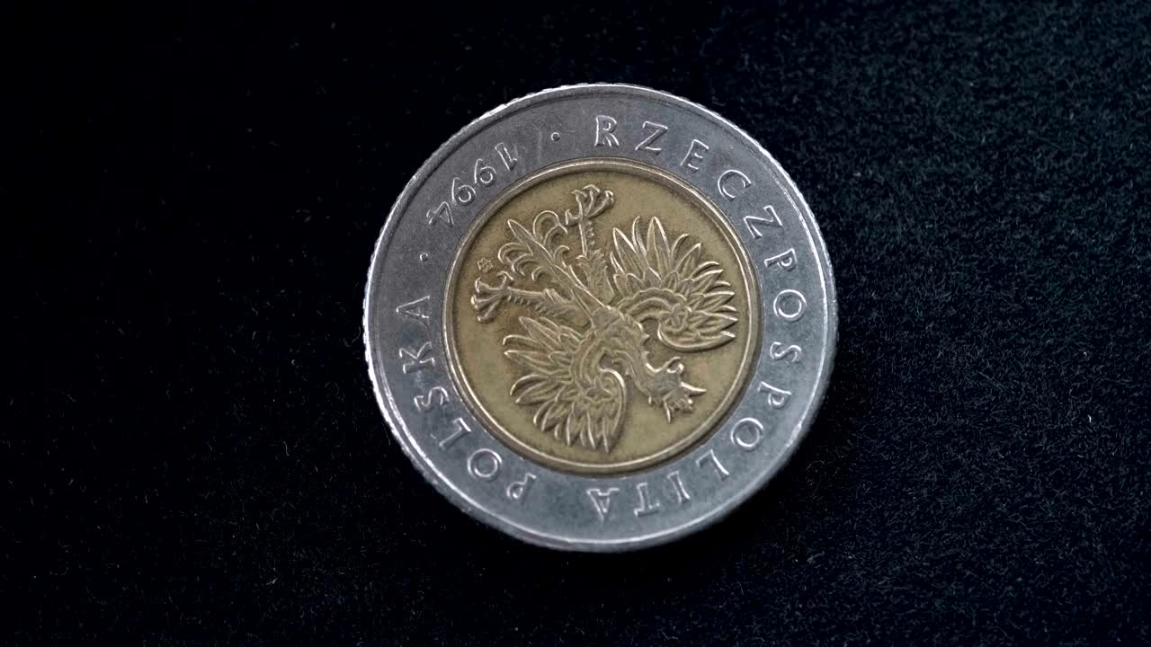 el reverso de una moneda polaca de 5 zloty