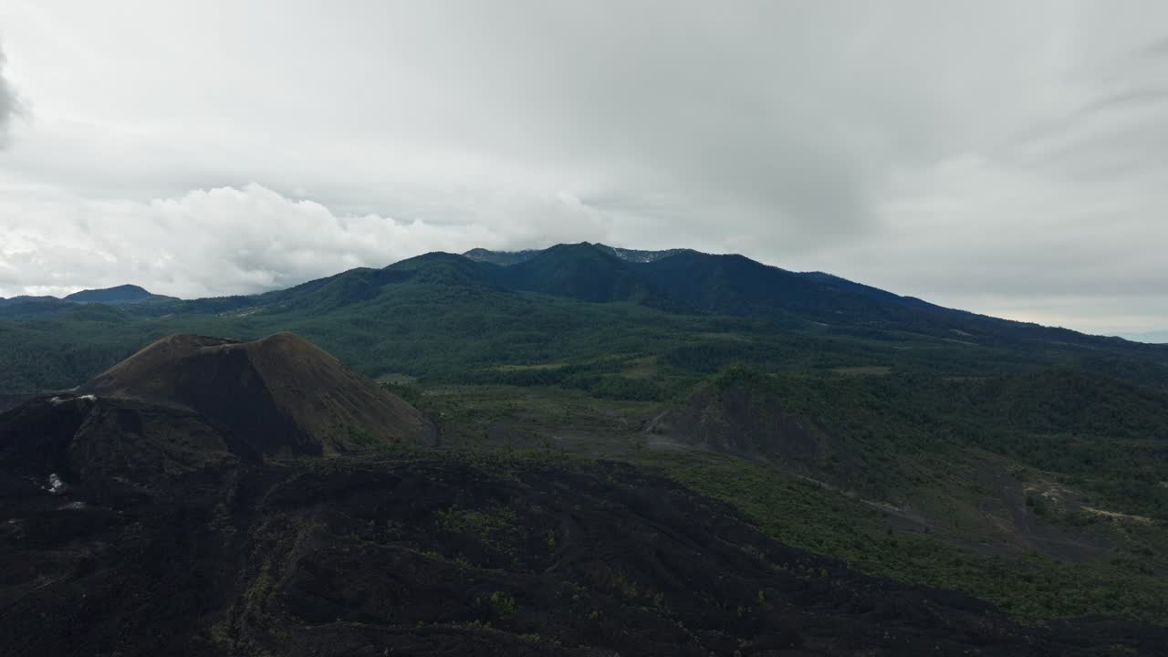 paricutin volcán drone disparado y y montañas con nieve