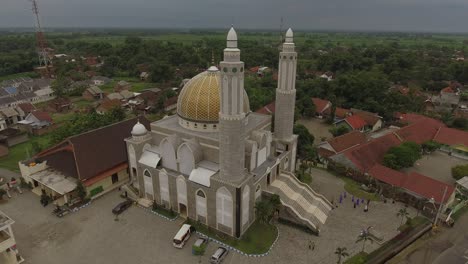 edificio de mezquita con arquitectura de oriente medio cerca de la carretera de peaje trans java en indonesia