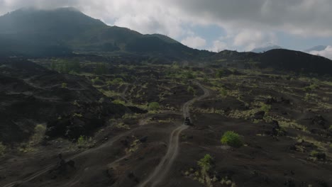 巴圖爾山坡上的古老塵土飛揚的<unk>岩場,吉普薩法里觀光景點