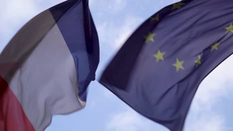 Ondeando-La-Bandera-De-Francia-Y-La-Unión-Europea