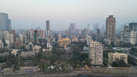 Blick-Auf-Die-Stadt-Dadar-Vom-Dadar-Chow-Patty-Beach-Am-Abend-Aus-Der-Vogelperspektive-In-Mumbai