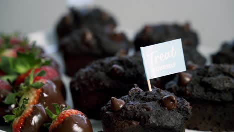 Rotierende-Aufnahme-Von-Schokoladen-Rüben-Muffins-Und-Mit-Schokolade-überzogenen-Erdbeeren-Für-Valentinstag-Süßigkeits-Herz-Liebe