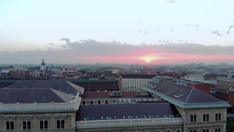 Luftaufnahme-Von-Budapest-Am-Morgen,-Bei-Sonnenaufgang,-Kippbewegung
