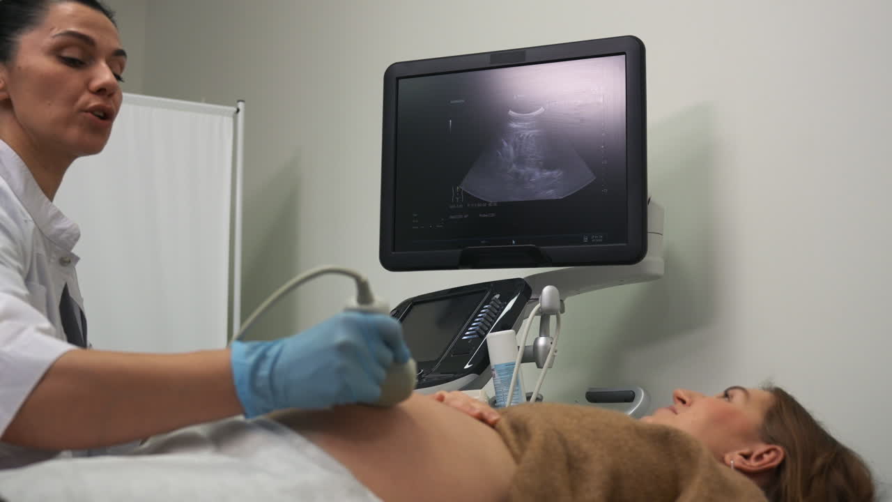 mujer embarazada acostada en una camilla