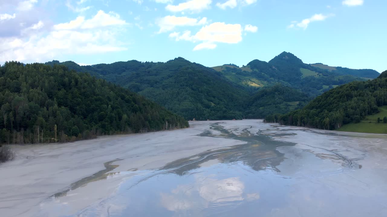 루마니아 게아마나 침수 마을에 침몰한 교회 탑의 노출 샷