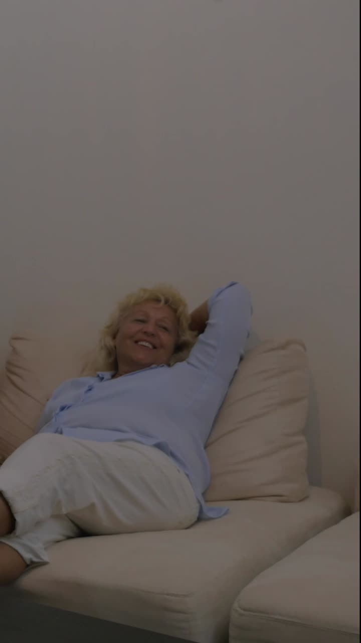 Famiglia multigenerazionale che si rilassa insieme sul divano a casa