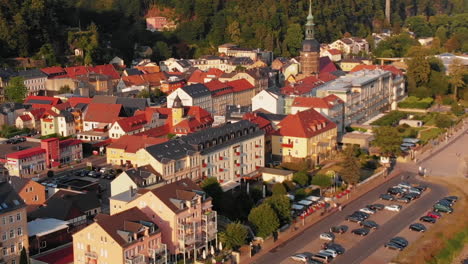 vista aérea de bad schandau y el río elba en la suiza sajona, alemania