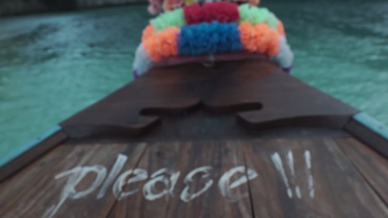 태국 피피 섬에서 롱테일 보트에서 볼 수 있는 절벽 섬