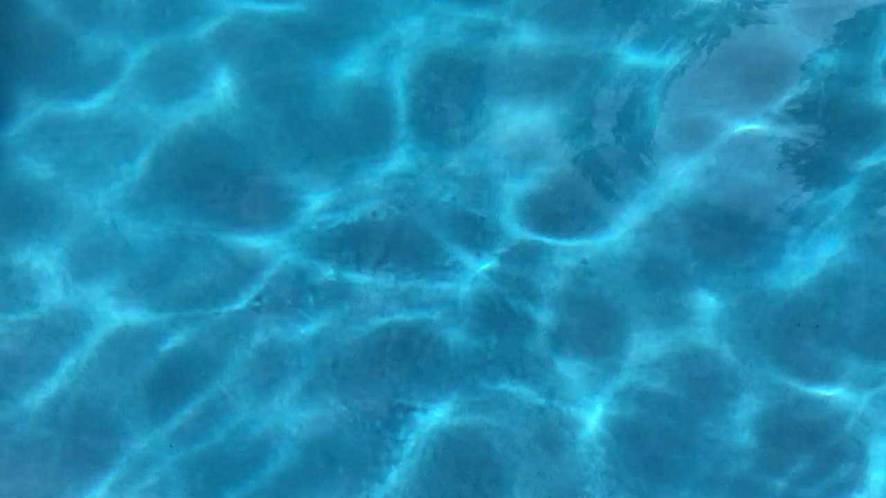 Riakan air kolam di hari yang cerah nan indah.