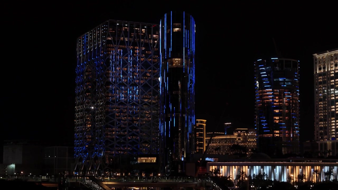 Vista noturna de drone de Morpheus, City of Dreams, The Countdown Hotel e muito mais
