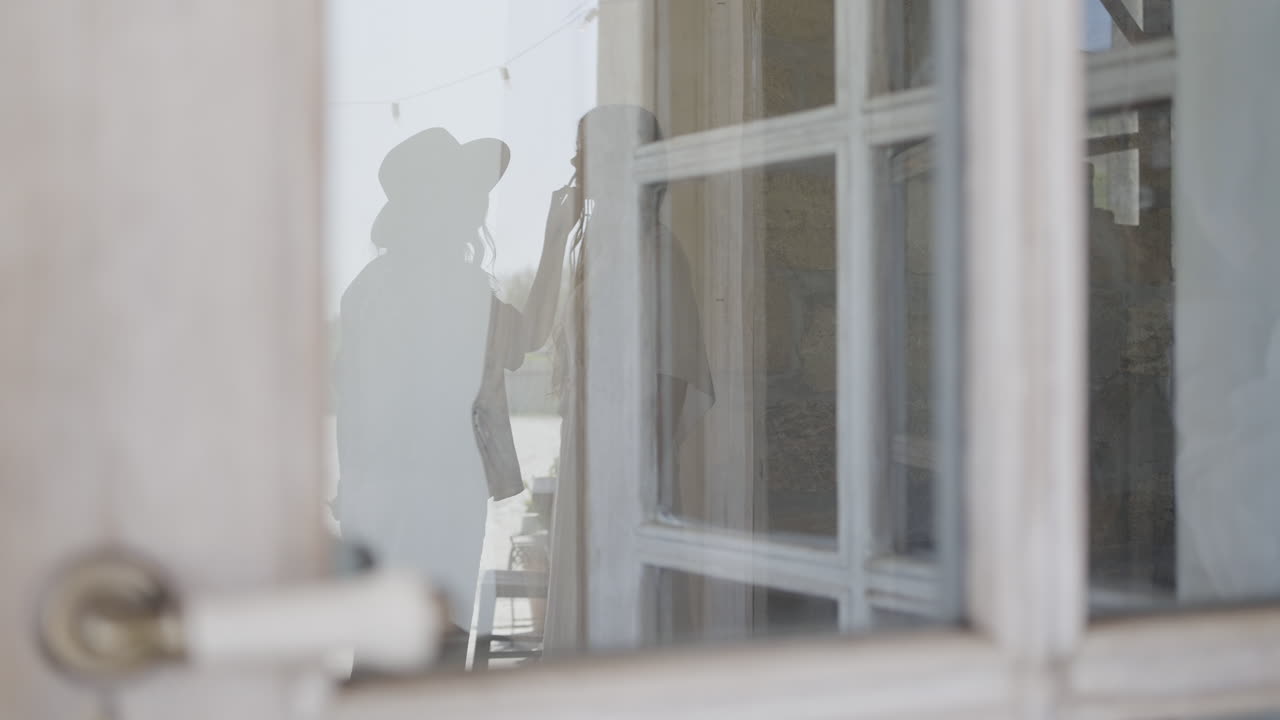 여성이 메이크업 애플리케이션을 받습니다.