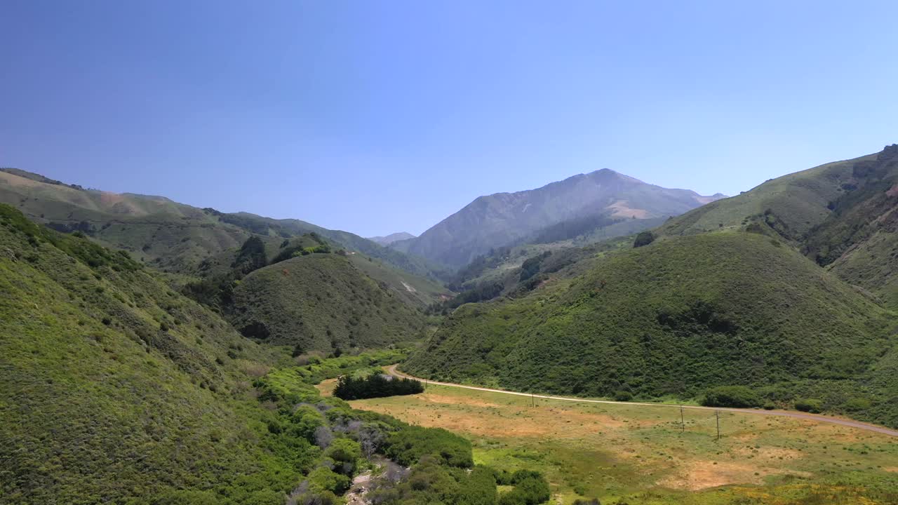 캘리포니아 산타모니카 산맥의 아름다운 자연 풍경 - 공중 드론 샷