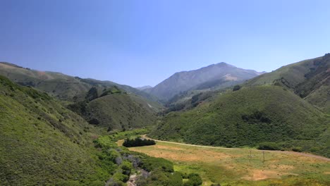 paisaje natural escénico en las montañas de santa mónica en california - toma aérea de drones