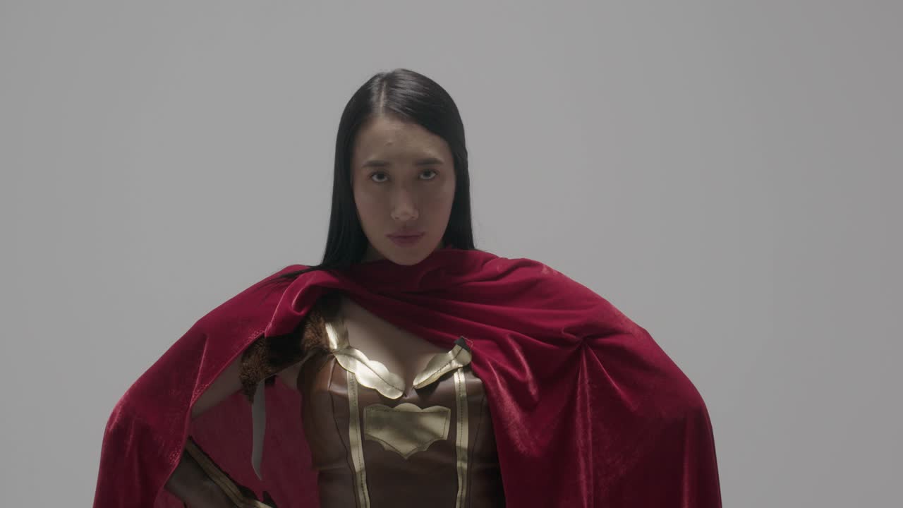 Una mujer confiada en un disfraz de superhéroe.