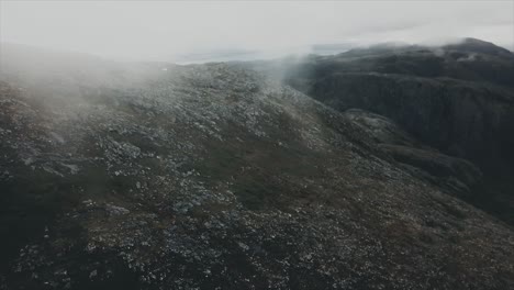 Volando-A-Través-De-Las-Montañas-Nubladas-En-Noruega