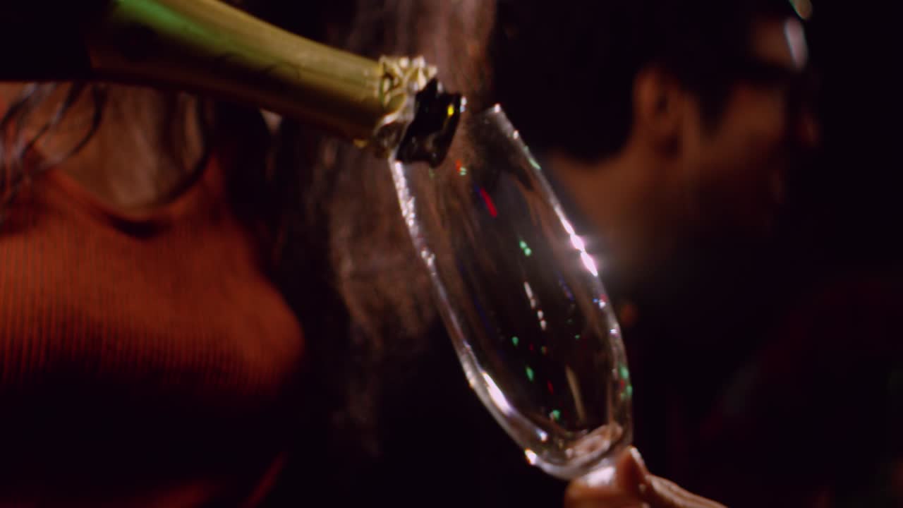 cu persona vierte champán en copa