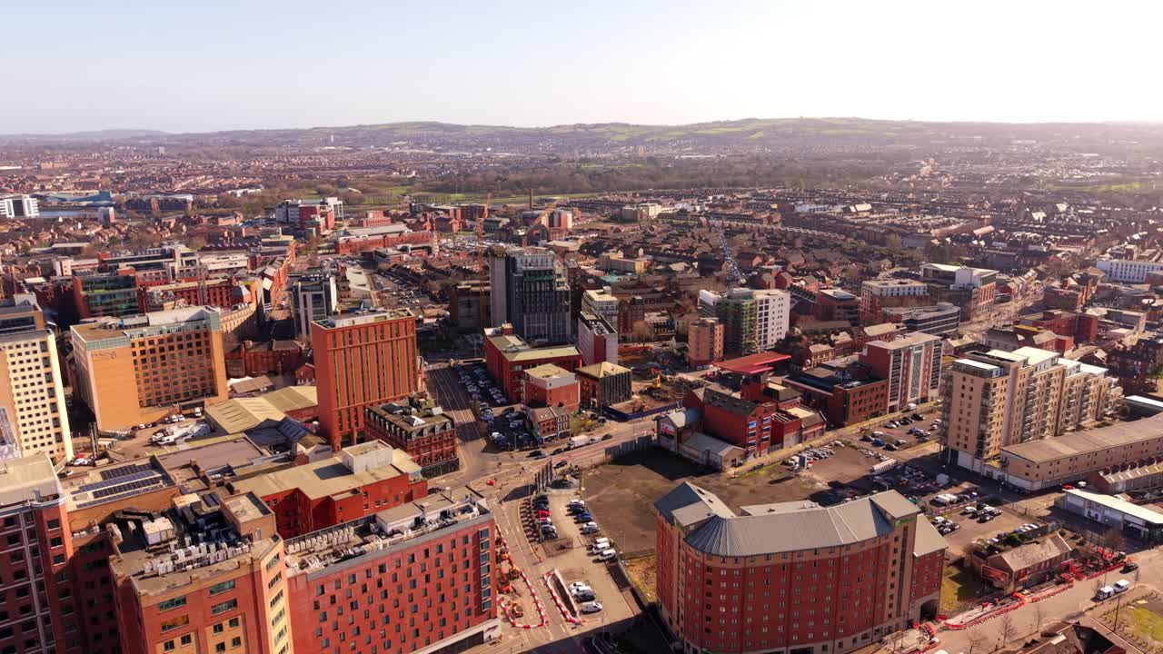 4K 60FPS luftopptak GV av Belfast sentrum i Belfast, Nord-Irland i Storbritannia. Produsert med Rec709 farge.