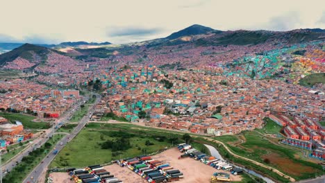 vista aérea de bogotá santamaría con las montañas de los andes al fondo en un día soleado