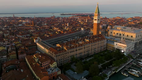 Flying-On-Piazza-San-Marco-With-Bell-Tower-In-Venice,-Italy