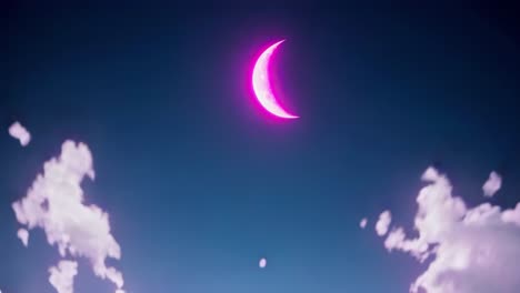 luna creciente rosada en un cielo nocturno nublado