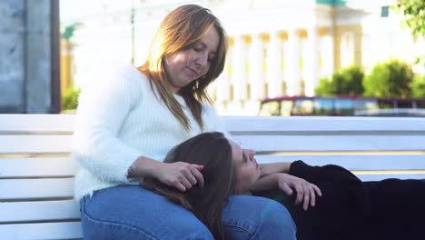 dos mujeres pasando tiempo juntas