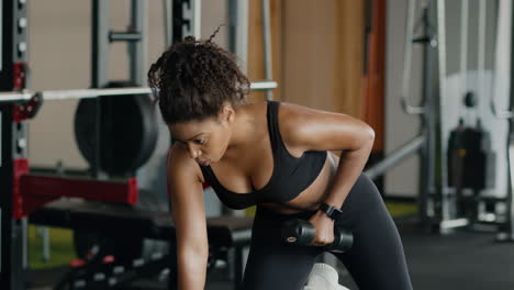 mujer haciendo ejercicio con pesas en un gimnasio