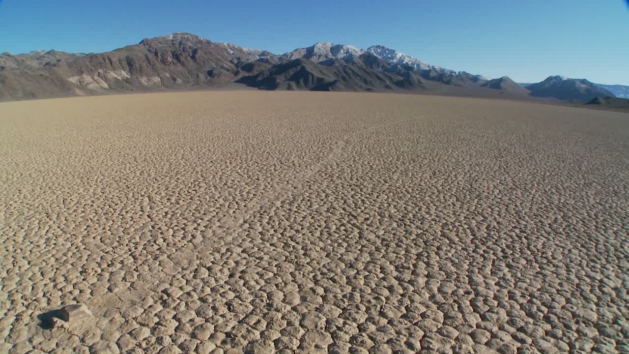 las rocas misteriosas que corren a través del lecho seco del lago conocido como la pista de carreras en el valle de la muerte 6