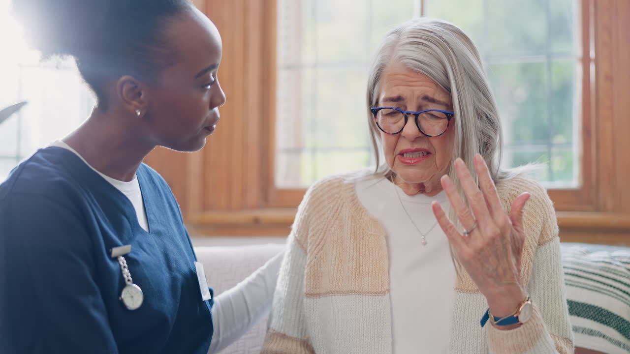 mujer madura y triste o enfermera con apoyo