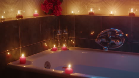 velas alrededor de una bañera para una pareja encantadora