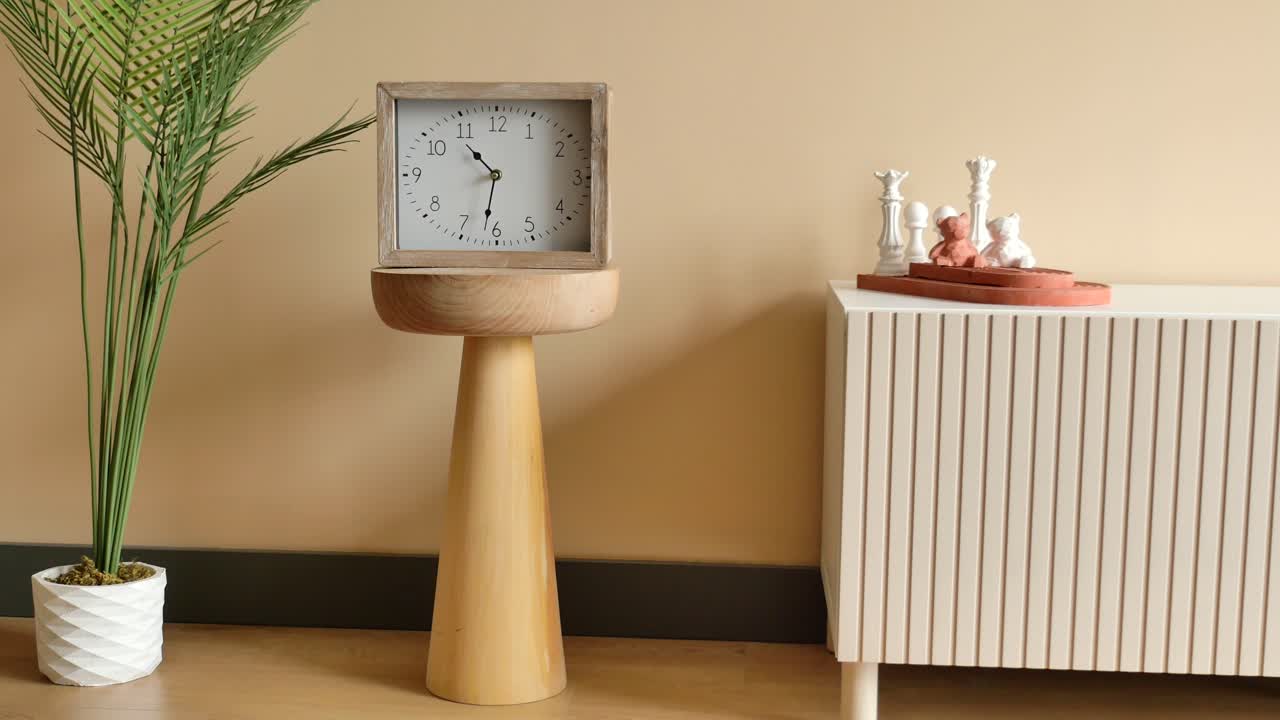 elegante reloj de madera en la mesa de acento en la sala de estar beige