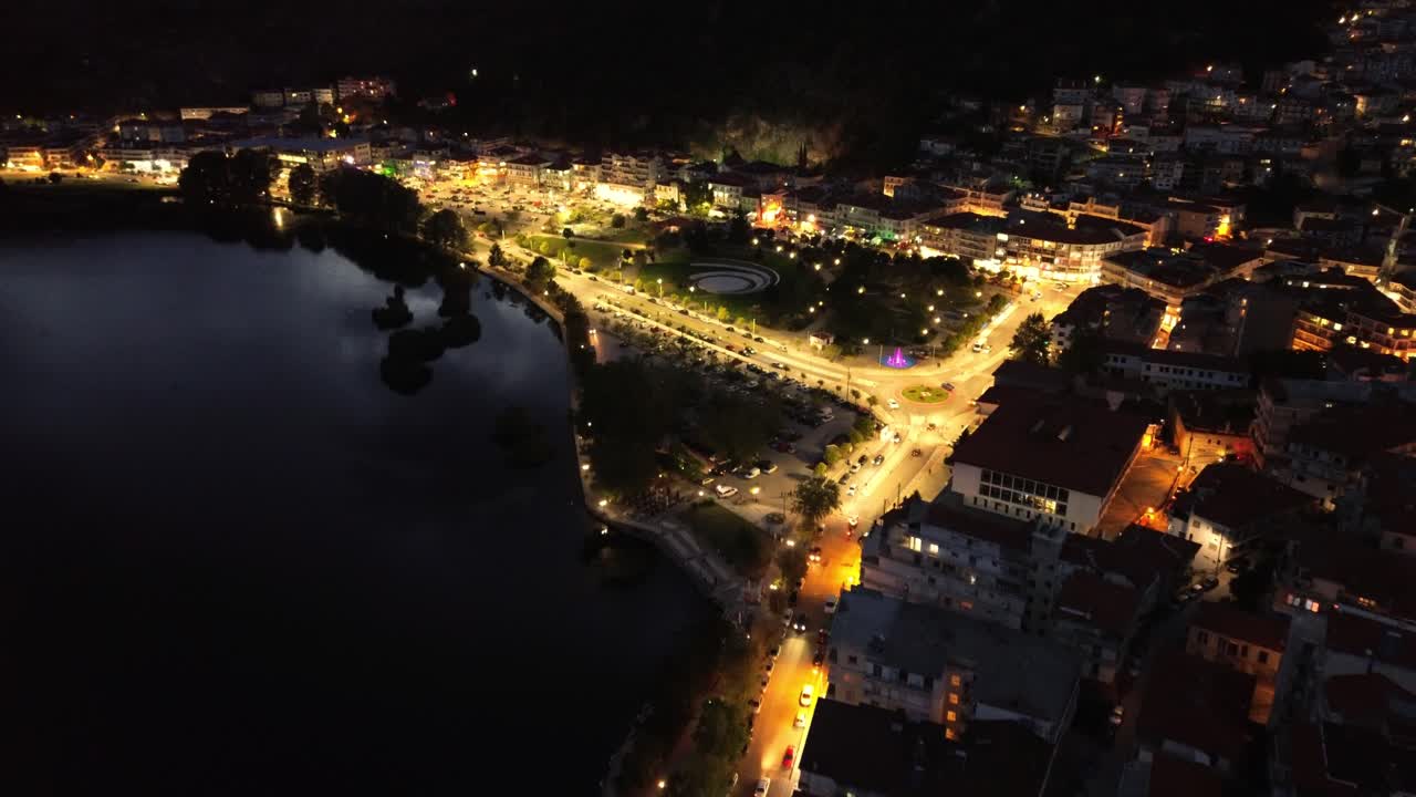 ciudad de las luces: vista aérea de kastoria, grecia por la noche - hipnotizante sinfonía visual 4k
