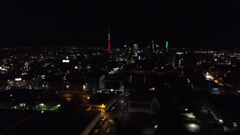 Torre-Del-Cielo-De-Drones-En-Luz-Roja-Por-La-Noche