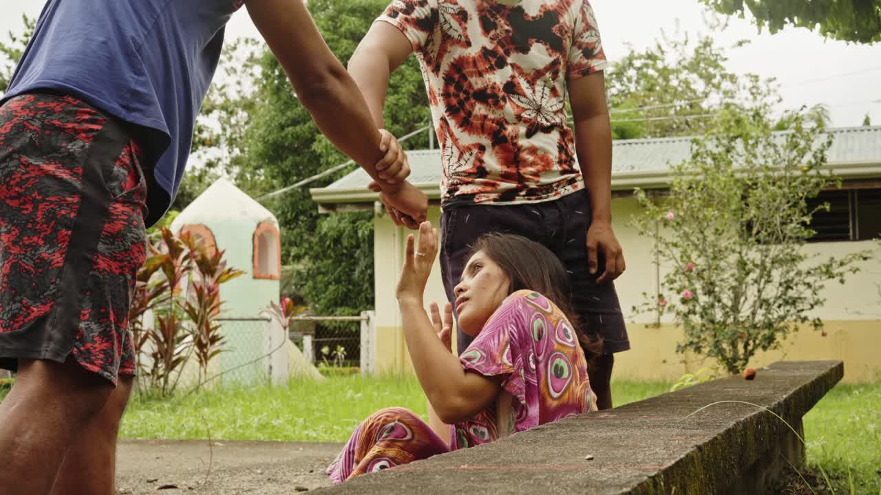 야외에서 가난한 아내를 구타하는 폭력적인 남편