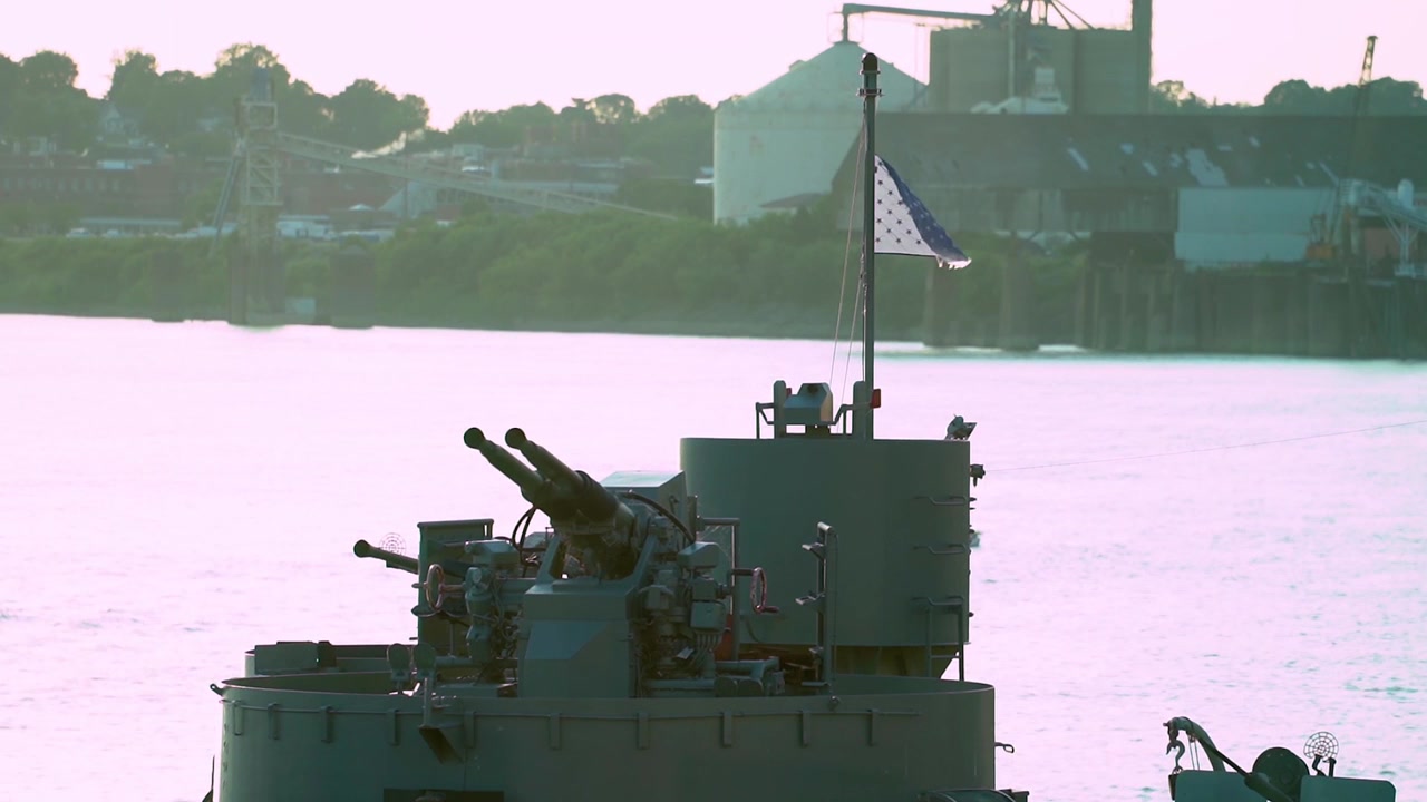 Bandiera che sventola su nave da guerra
