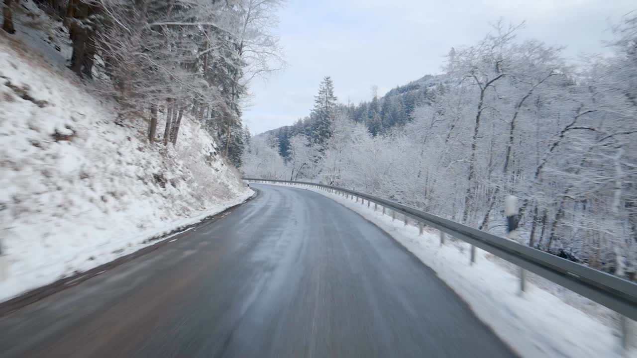 독일의 아름다운 겨울 풍경 속에서 운전하기