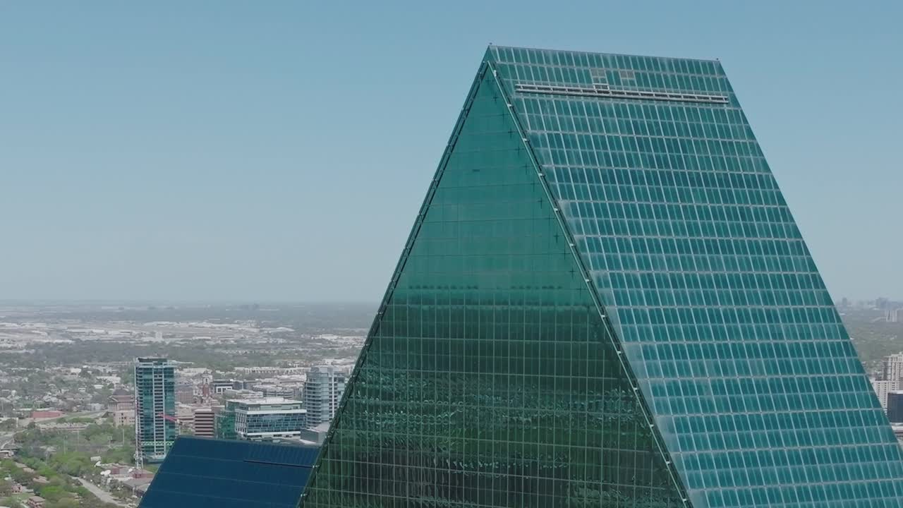Edifici moderni nel centro di Dallas con cielo azzurro terso in Texas