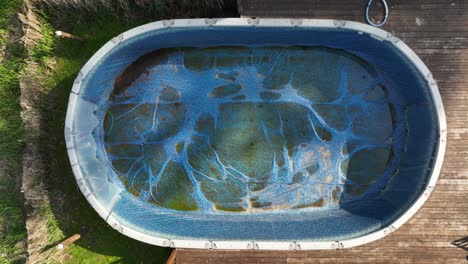 antena ascendente de arriba hacia abajo de una piscina vacía y sucia sobre el suelo