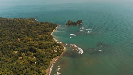 Colores-Vibrantes-De-La-Hermosa-Costa-Con-Mar-Caribe-Azul-En-Costa-Rica---árboles-Verdes-Plantados-Y-Playa-Dorada-Durante-El-Verano