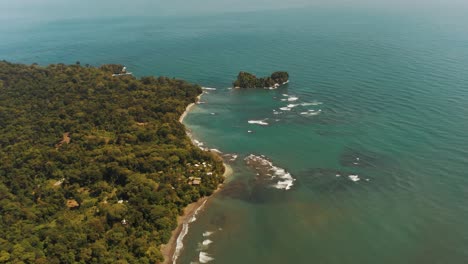 colores vibrantes de la hermosa costa con mar caribe azul en costa rica - árboles verdes plantados y playa dorada durante el verano