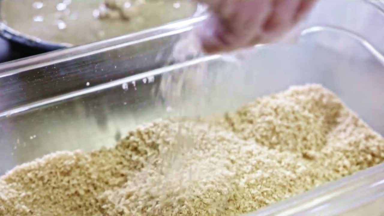 비건 멕시코 레스토랑에서 배터 디핑 콜리플라워