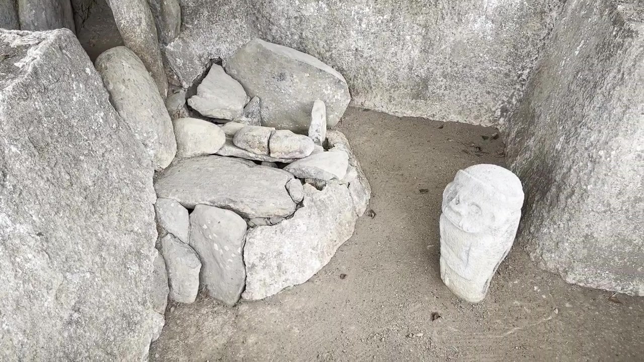 Svært gamle statuer fra San Agustin, Colombia