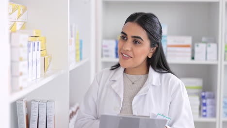 mujer farmacéutico médico lista de verificación del medicamento