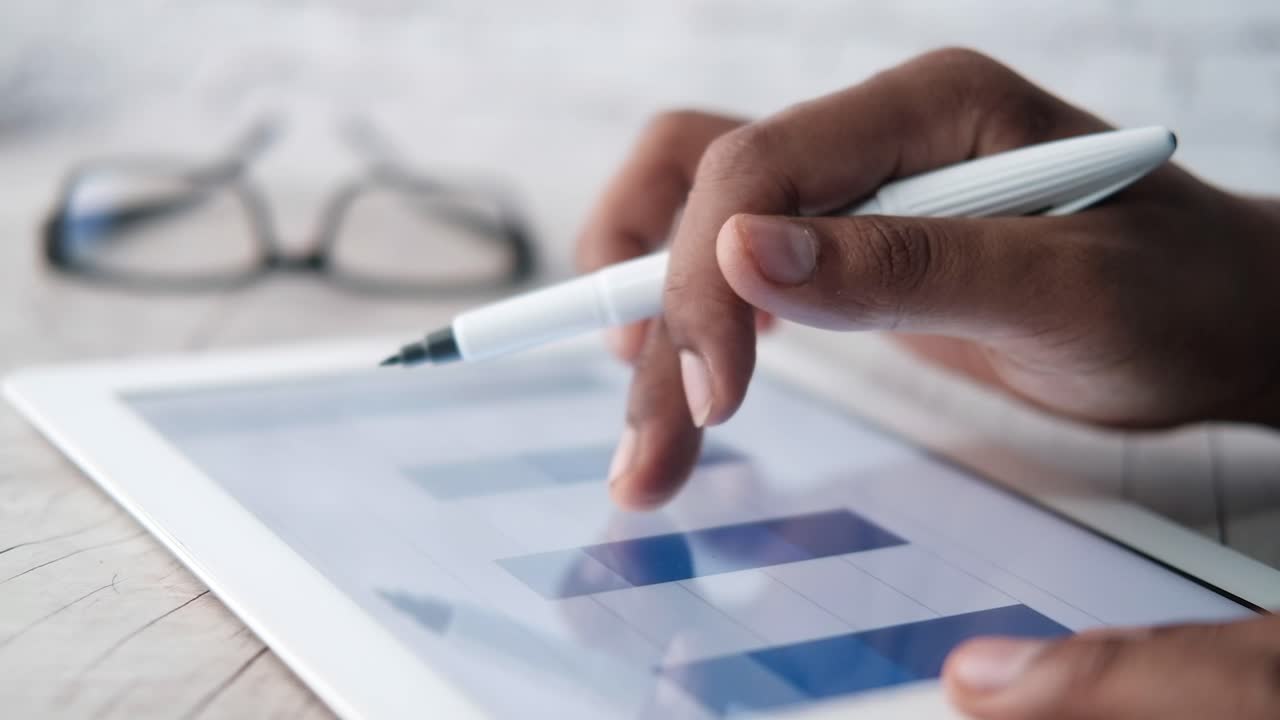 persona que analiza los datos en la tableta