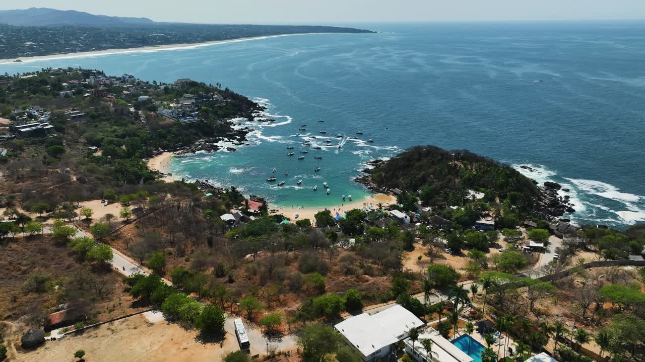 Toma de dron sobre el pueblo, hacia la playa Carrizalillo en el soleado Puerto Escondido, México.